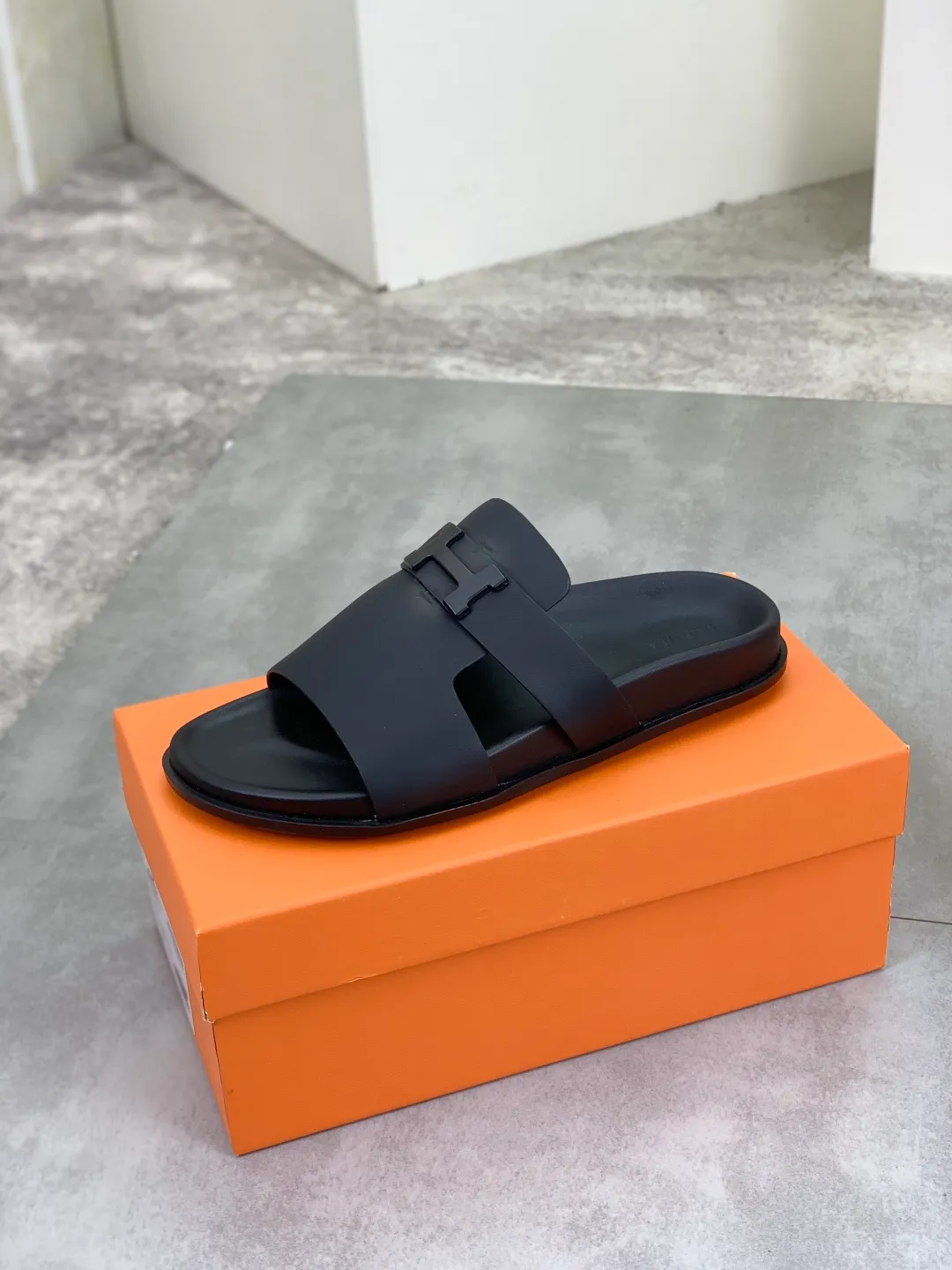 Men's shoes 💰P440 New [HERMES] high-end quality new Hermès slippers, made of imported silk calfskin, wear-resistant and non-slip rubber outsole. Fashionable and elegant code number: 39-44 (38 45 46 customized)